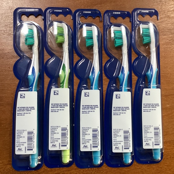 Oral B Medium Advanced Whitening Manual Toothbrush Bundle NEW - Picture 4 of 10